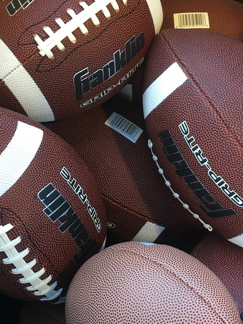 勒布朗·詹姆斯在关键时刻为战胜火箭队做出关键盖帽，湖人球迷兴奋不已,凯尔特人队和雷霆队继续保持 NBA 连胜纪录.